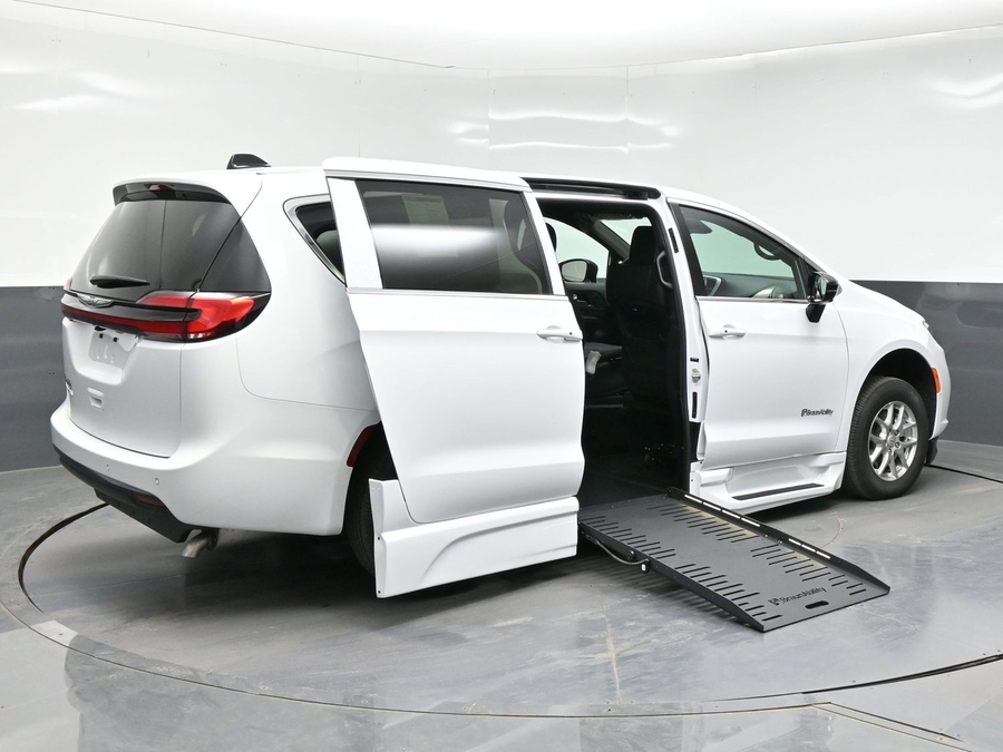 White Chrysler Pacifica image number 4