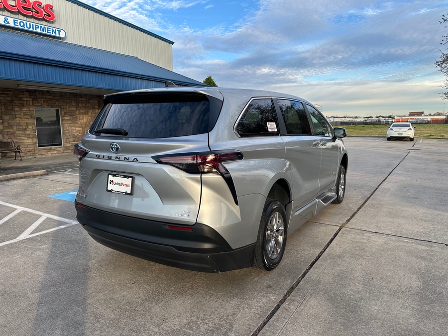 Used 2024 Toyota Sienna Hybrid LE - BraunAbility Side Entry Entry Fold Out Automatic Ramp
