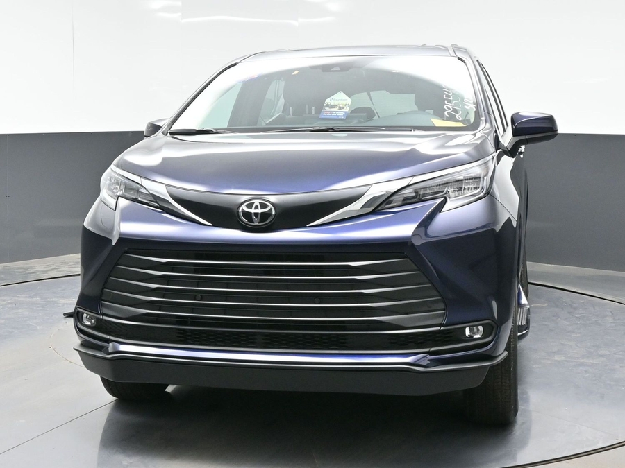 Blue Toyota Sienna image number 1