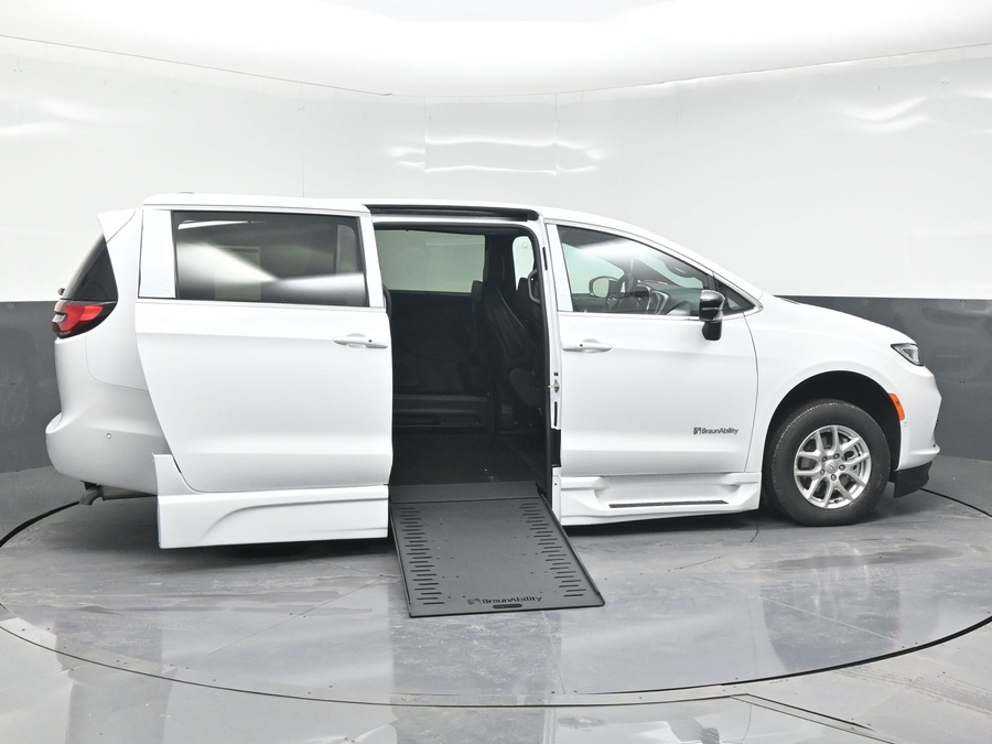 New 2025 Chrysler Pacifica Select Safety - BraunAbility Side Entry Entry In Floor Automatic Ramp