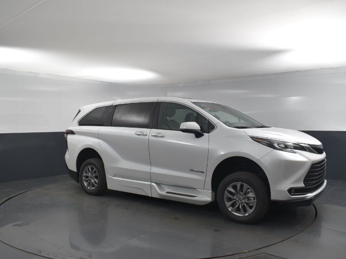 White Toyota Sienna image number 16