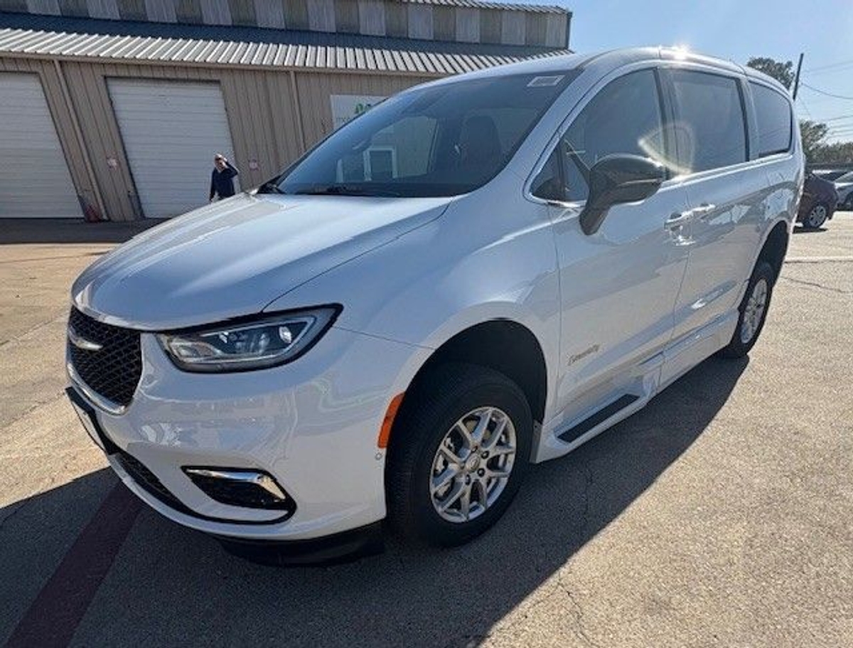 2025 CHRYSLER PACIFICA - Image 6