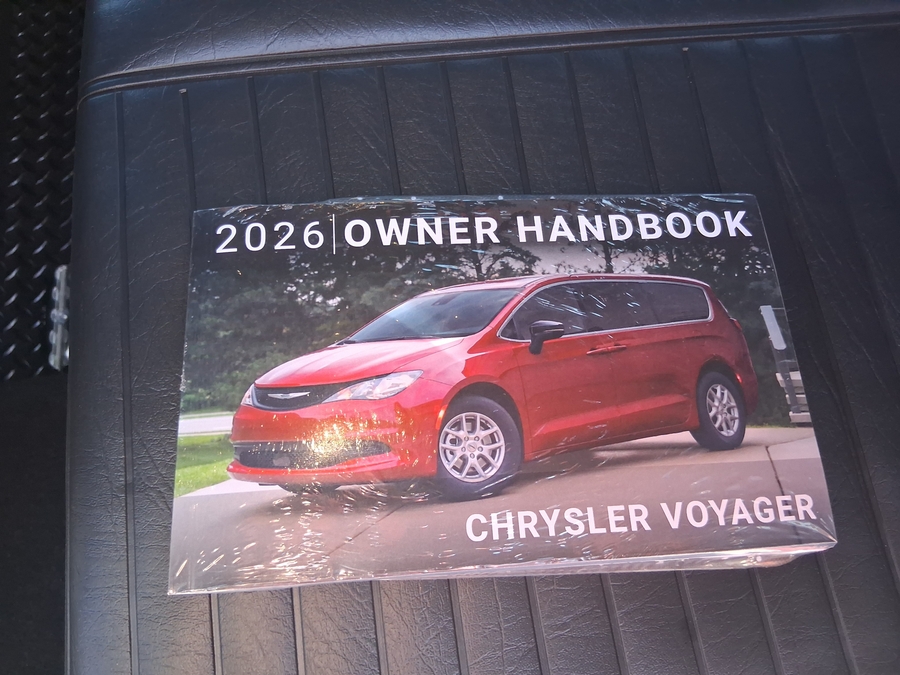 White Chrysler Voyager image number 30