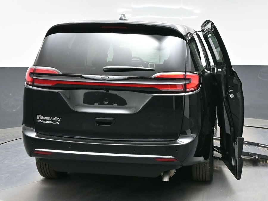 Black Chrysler Pacifica image number 5