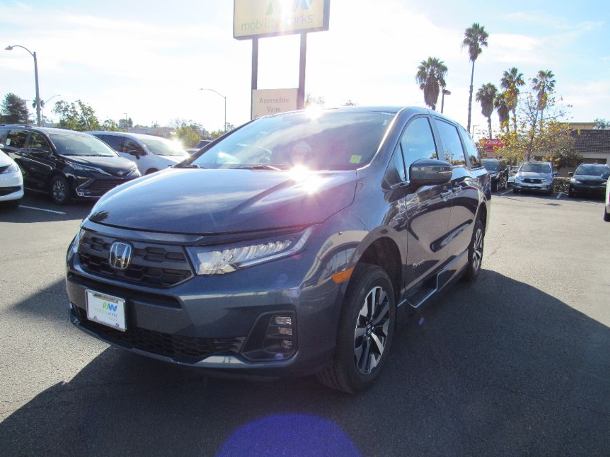 Blue Honda Odyssey image number 6