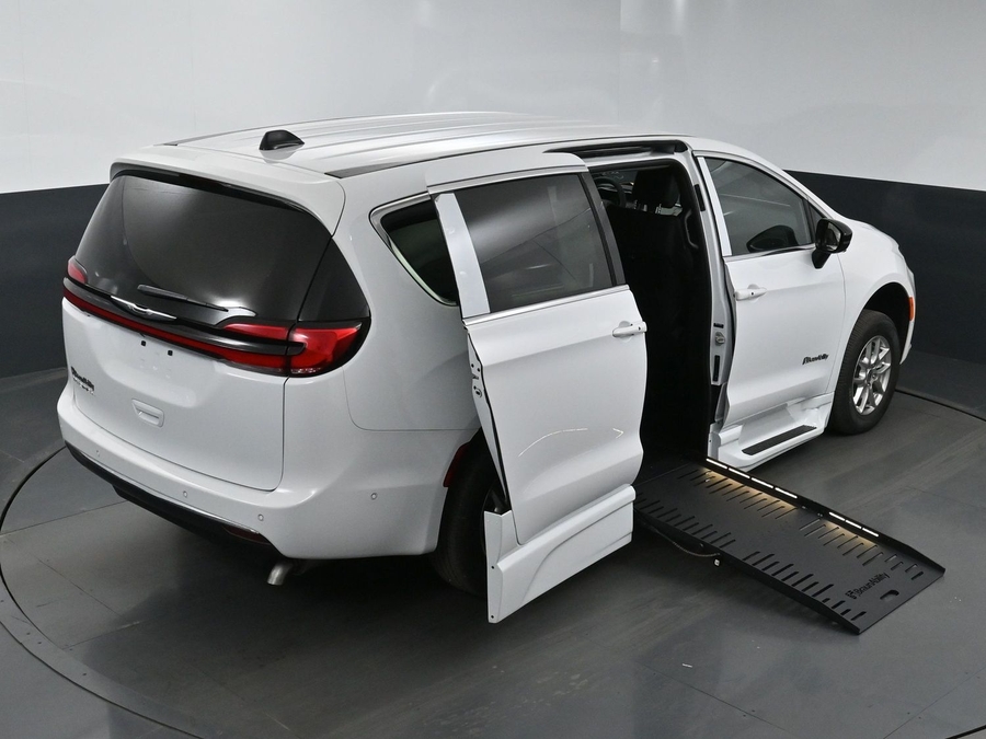 New 2025 Chrysler Pacifica Select Safety - BraunAbility Side Entry Entry Fold Out Automatic Ramp