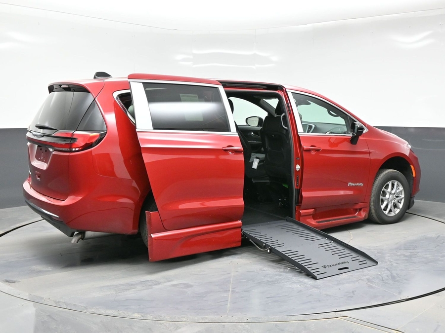 New 2026 Chrysler Pacifica Select Safety - BraunAbility Side Entry Entry Fold Out Automatic Ramp