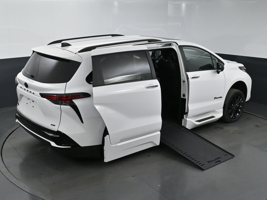 New 2025 Toyota Sienna Hybrid XSE - BraunAbility Side Entry Entry In Floor Automatic Ramp