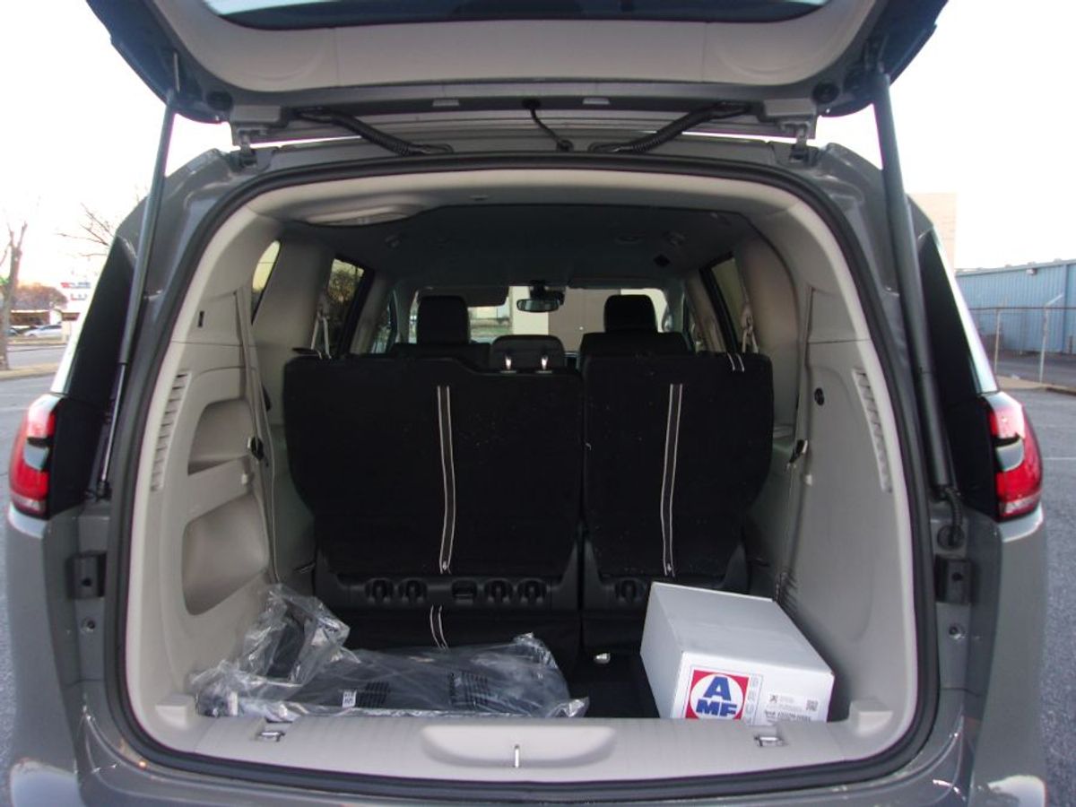 Grey Chrysler Pacifica image number 19