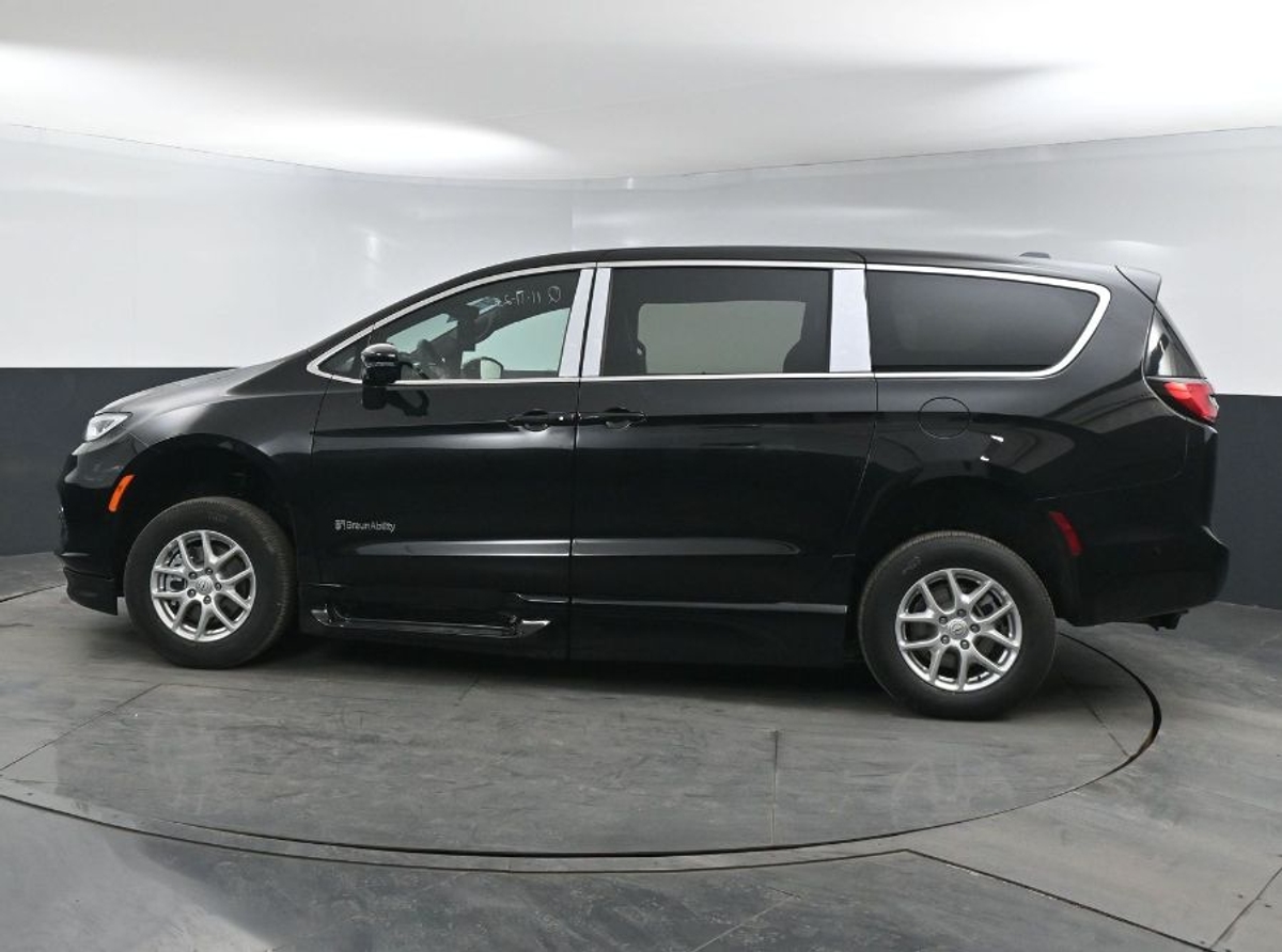 Black Chrysler Pacifica image number 3