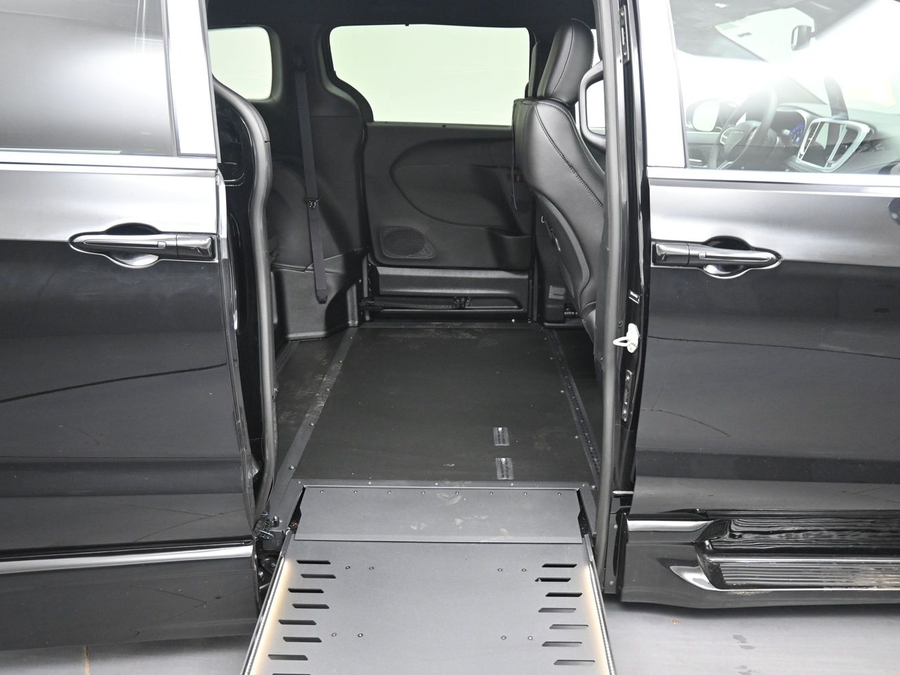 Black Chrysler Pacifica image number 9
