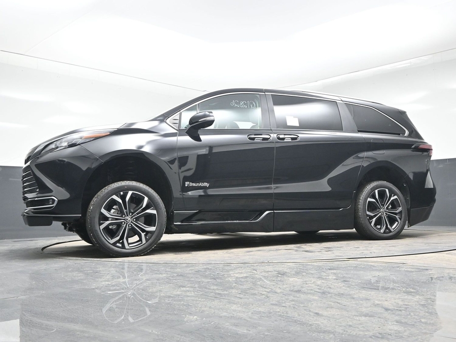 New 2025 Toyota Sienna Hybrid Platinum - BraunAbility Side Entry Entry Fold Out Automatic Ramp