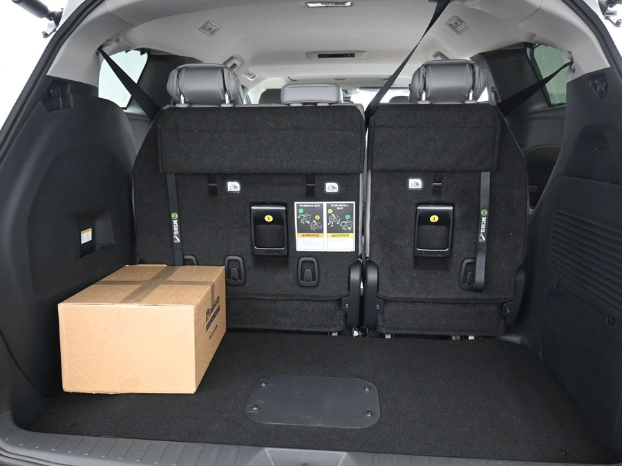 White Toyota Sienna image number 26