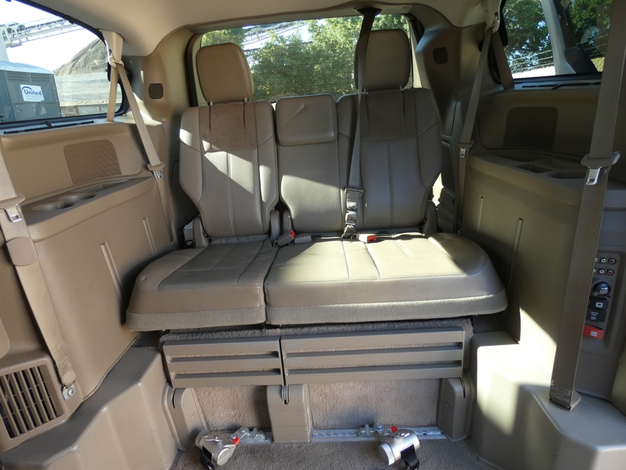  Chrysler Town and Country image number 4