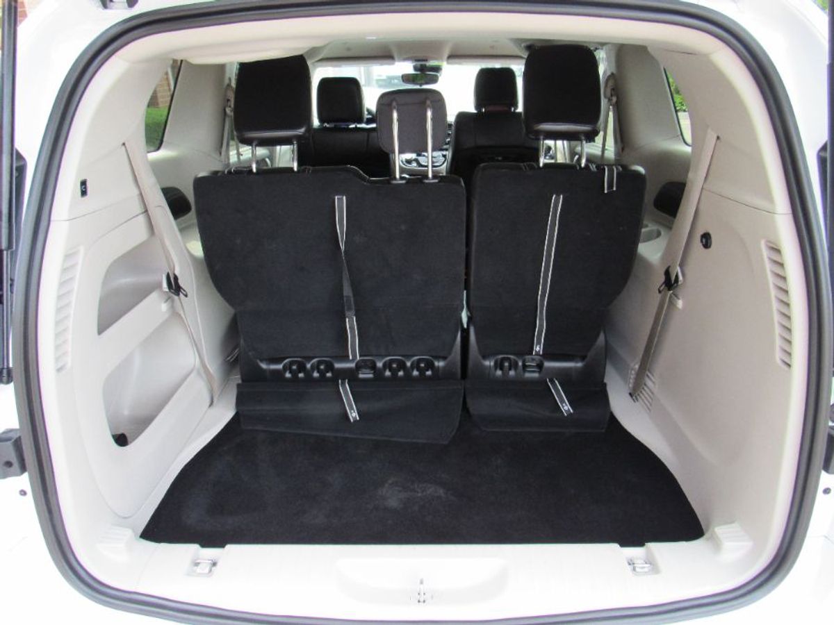 White Chrysler Pacifica image number 14