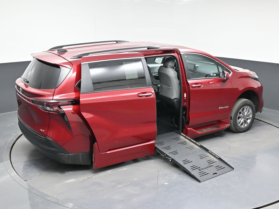 Red Toyota Sienna image number 22