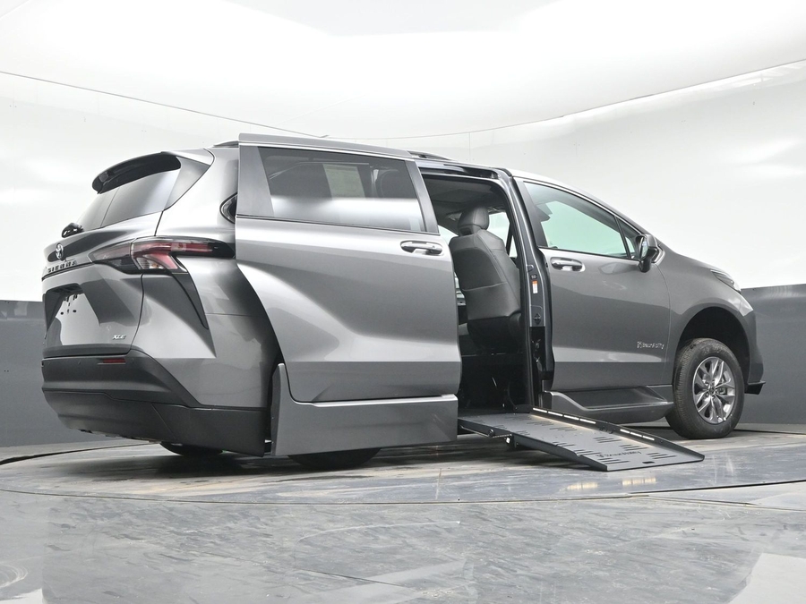 New 2026 Toyota Sienna Hybrid XLE Base - BraunAbility Side Entry Fold Out Automatic Ramp