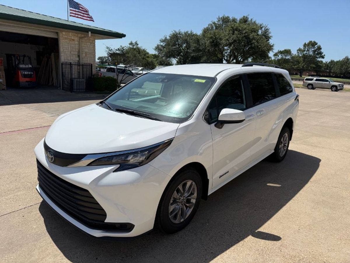 White Toyota Sienna image number 2