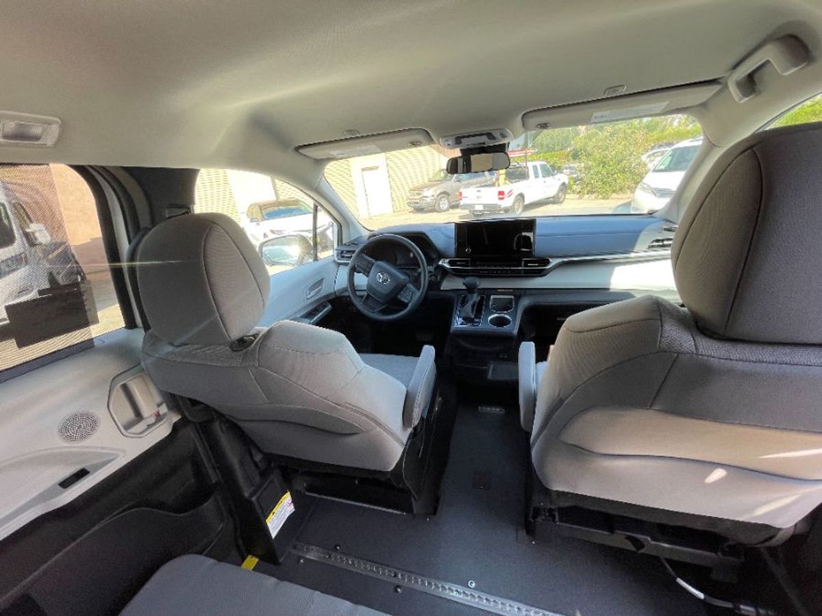 White Toyota Sienna image number 4