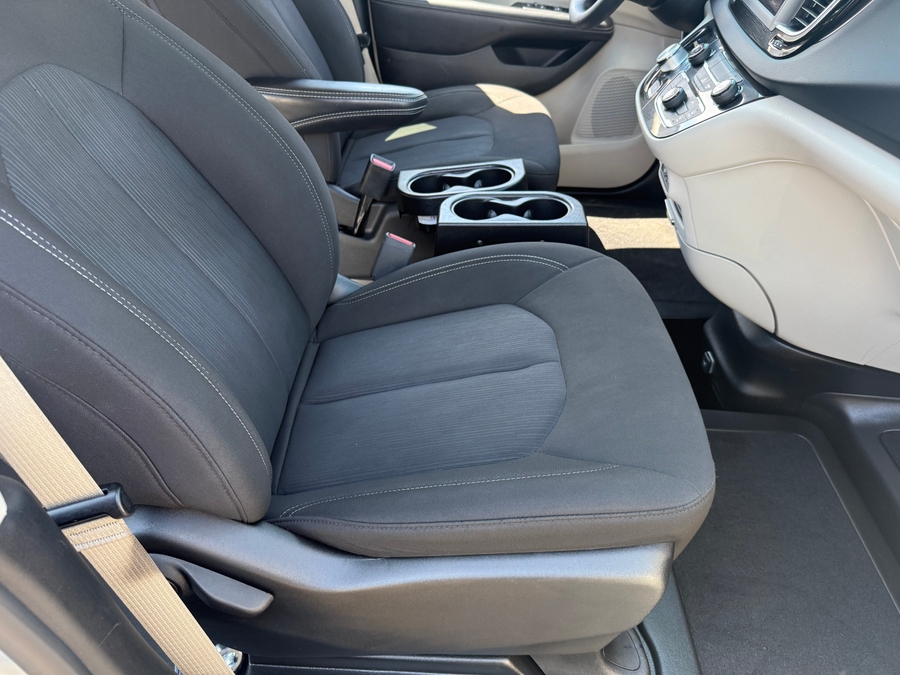 Silver Chrysler Voyager image number 10