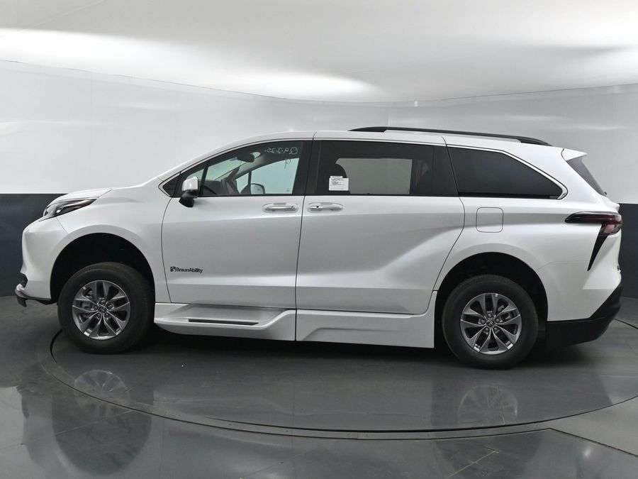 New 2025 Toyota Sienna Hybrid XLE Plus - BraunAbility Side Entry Entry In Floor Automatic Ramp