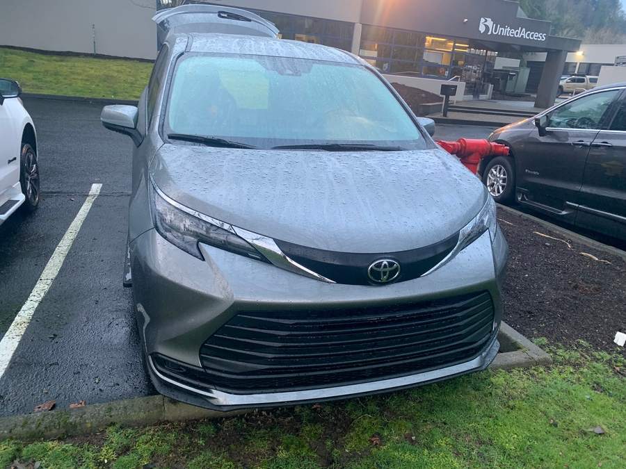 New 2026 Toyota Sienna Hybrid LE - Vantage Mobility Rear Entry Entry Fold Out Manual Ramp