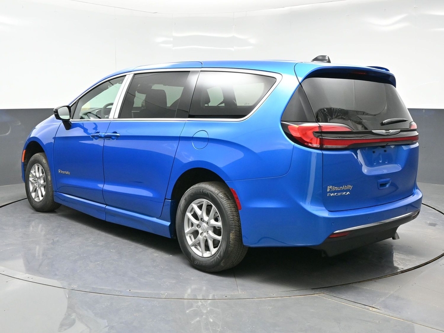 Blue Chrysler Pacifica image number 4