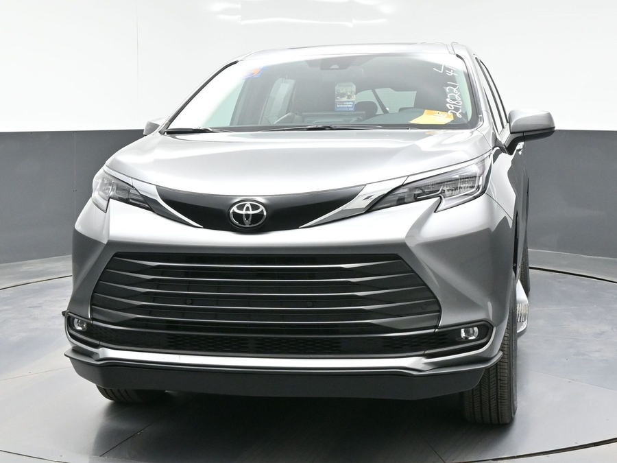 Grey Toyota Sienna image number 1