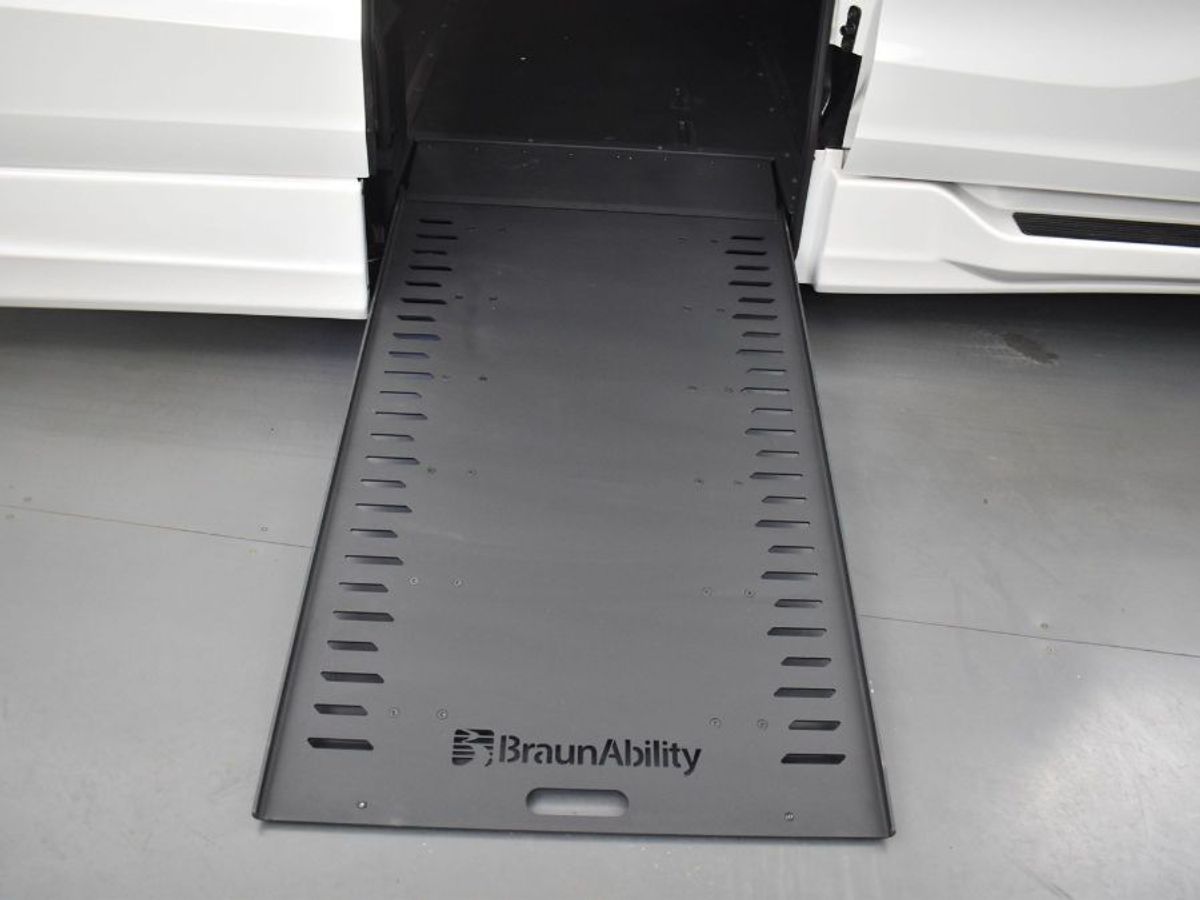 White Honda Odyssey image number 10