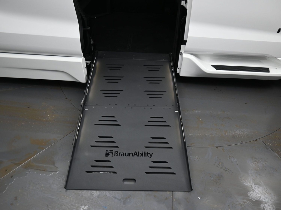 New 2025 Toyota Sienna Hybrid XSE Sport - BraunAbility Side Entry Entry Fold Out Automatic Ramp