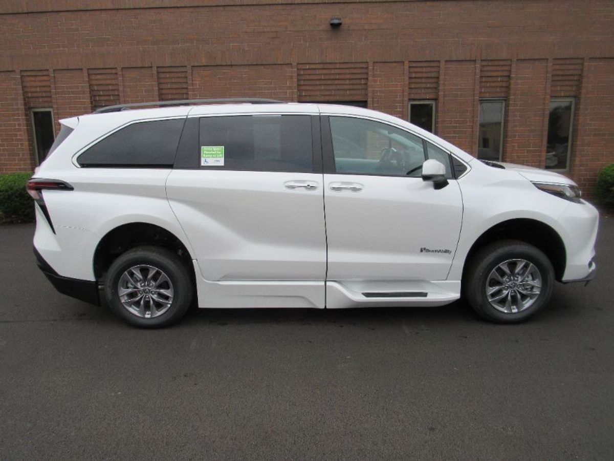 White Toyota Sienna image number 6