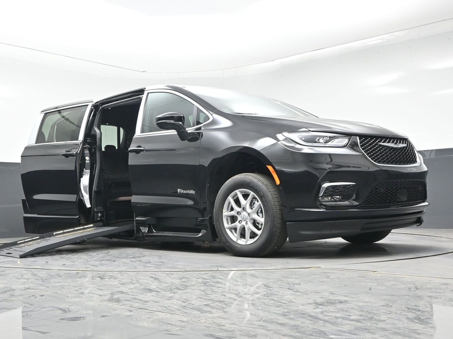 Black Chrysler Pacifica image number 15