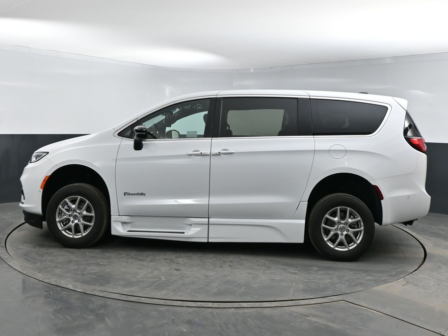 New 2025 Chrysler Pacifica Select Safety - BraunAbility Side Entry Entry In Floor Automatic Ramp