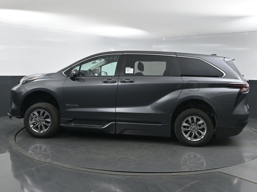 New 2025 Toyota Sienna Hybrid LE - BraunAbility Side Entry Entry Fold Out Automatic Ramp