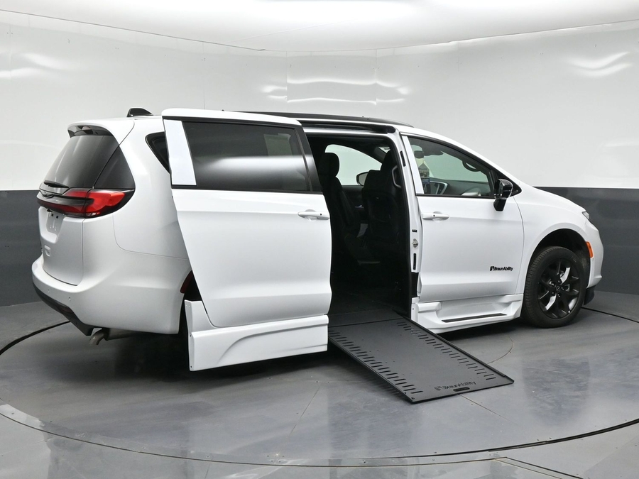 White Chrysler Pacifica image number 6
