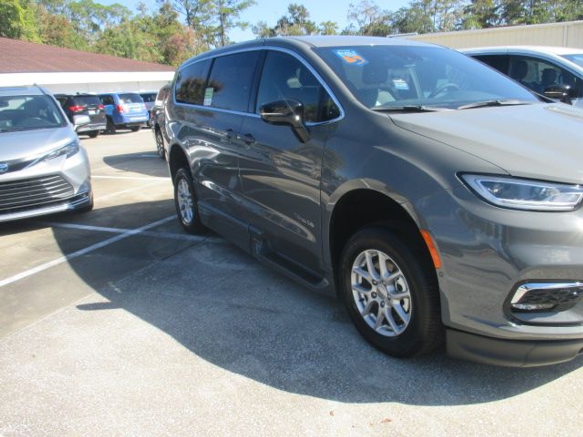 Grey Chrysler Pacifica image number 10