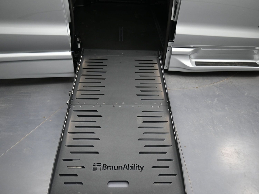 Silver Chrysler Pacifica image number 10