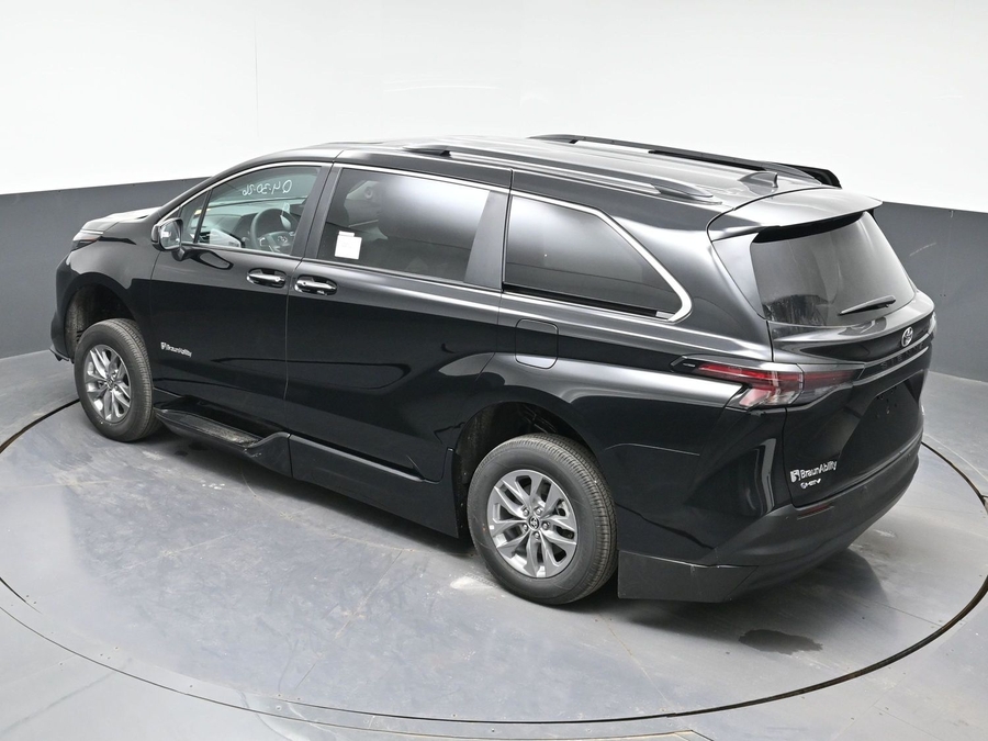 New 2026 Toyota Sienna Hybrid XLE Add - BraunAbility Side Entry Fold Out Automatic Ramp