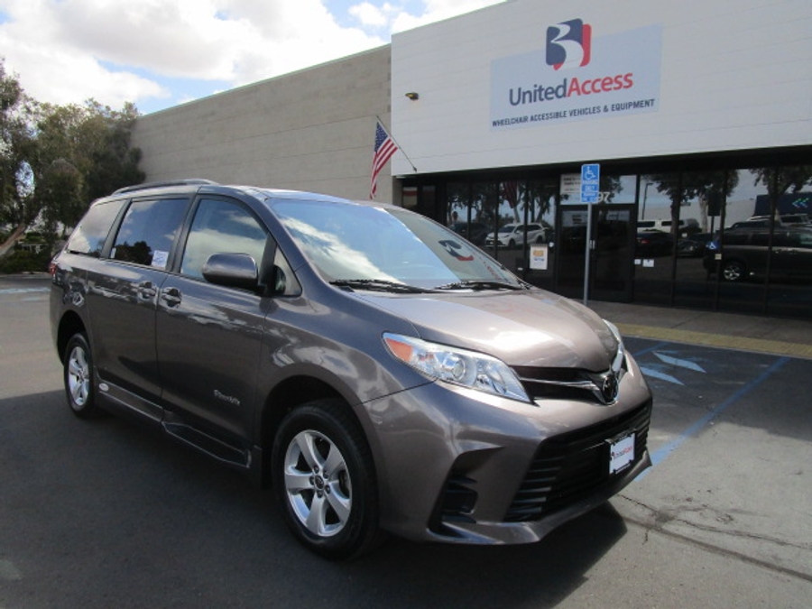 Used 2020 Toyota Sienna LE - BraunAbility Side Entry Entry Fold Out Automatic Ramp