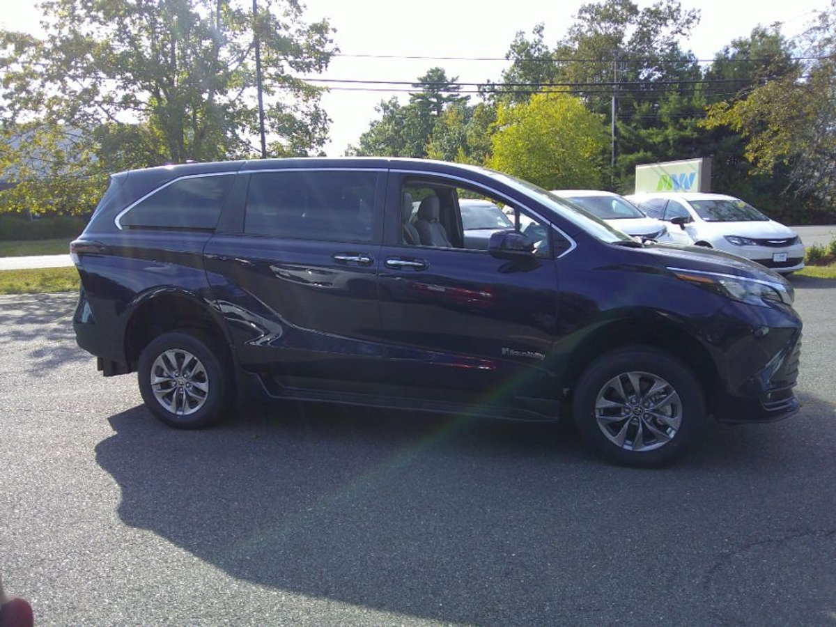 Blue Toyota Sienna image number 3