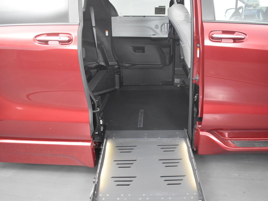 New 2025 Toyota Sienna Hybrid XLE Plus - BraunAbility Side Entry Entry Fold Out Automatic Ramp