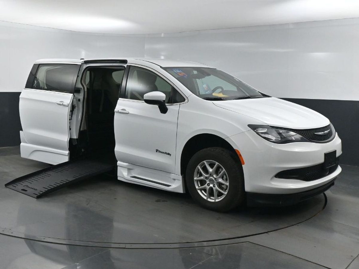 2023 CHRYSLER VOYAGER - Image 1