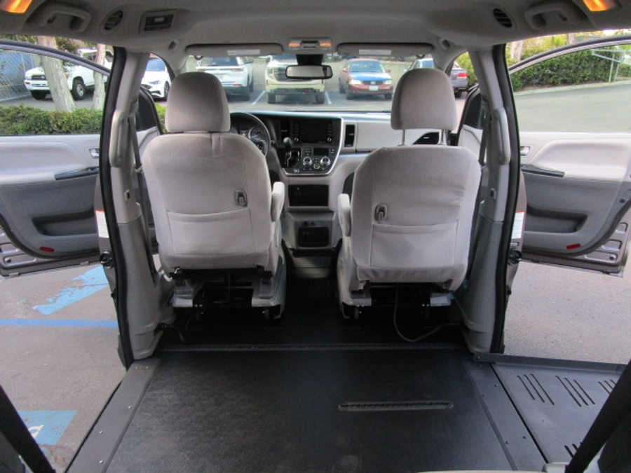Used 2020 Toyota Sienna LE - BraunAbility Side Entry Entry Fold Out Automatic Ramp
