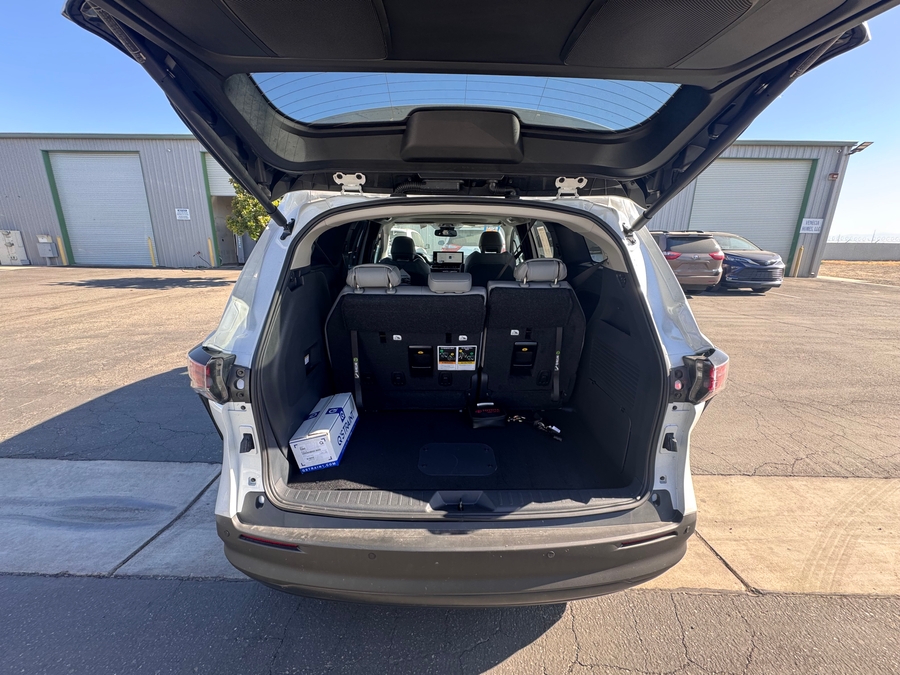 White Toyota Sienna image number 8