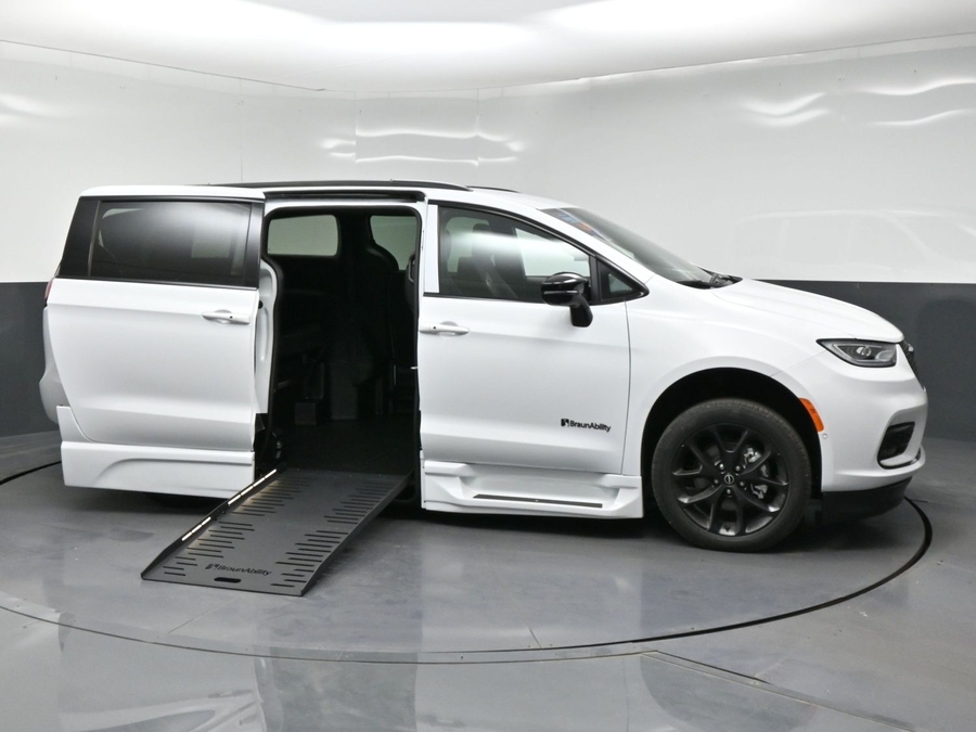 New 2026 Chrysler Pacifica Select Sport - BraunAbility Side Entry Fold Out Automatic Ramp