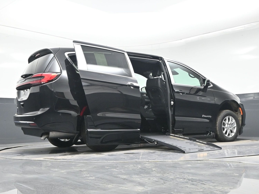 Black Chrysler Pacifica image number 21