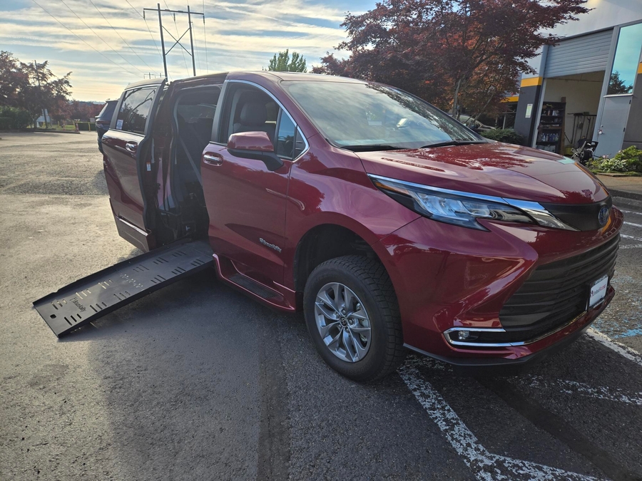 Used 2022 Toyota Sienna Hybrid XLE - BraunAbility Side Entry Fold Out Automatic Ramp