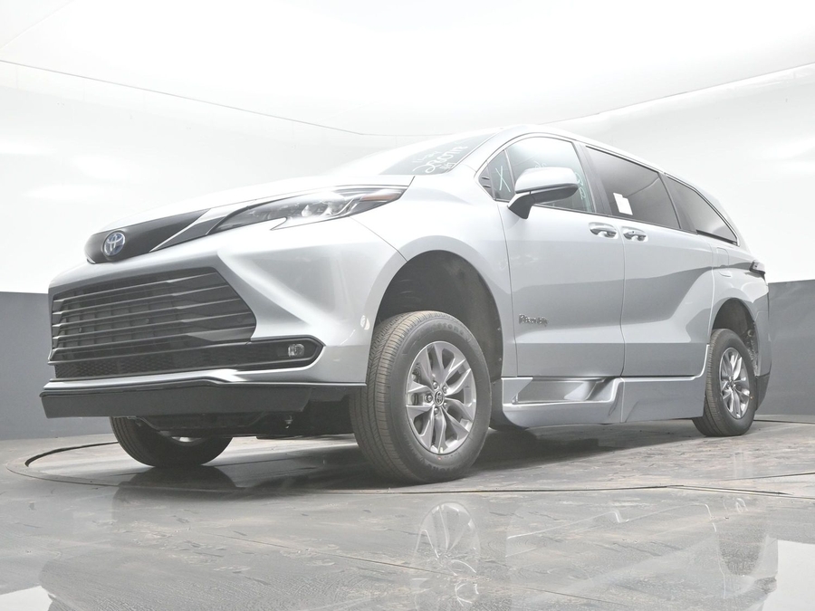 New 2025 Toyota Sienna Hybrid XLE Base - BraunAbility Side Entry Entry Fold Out Automatic Ramp