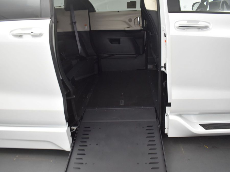 New 2025 Toyota Sienna Hybrid Platinum - BraunAbility Side Entry Entry In Floor Automatic Ramp