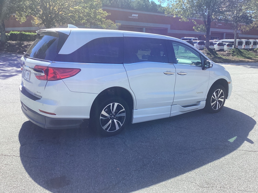 White Honda Odyssey image number 5